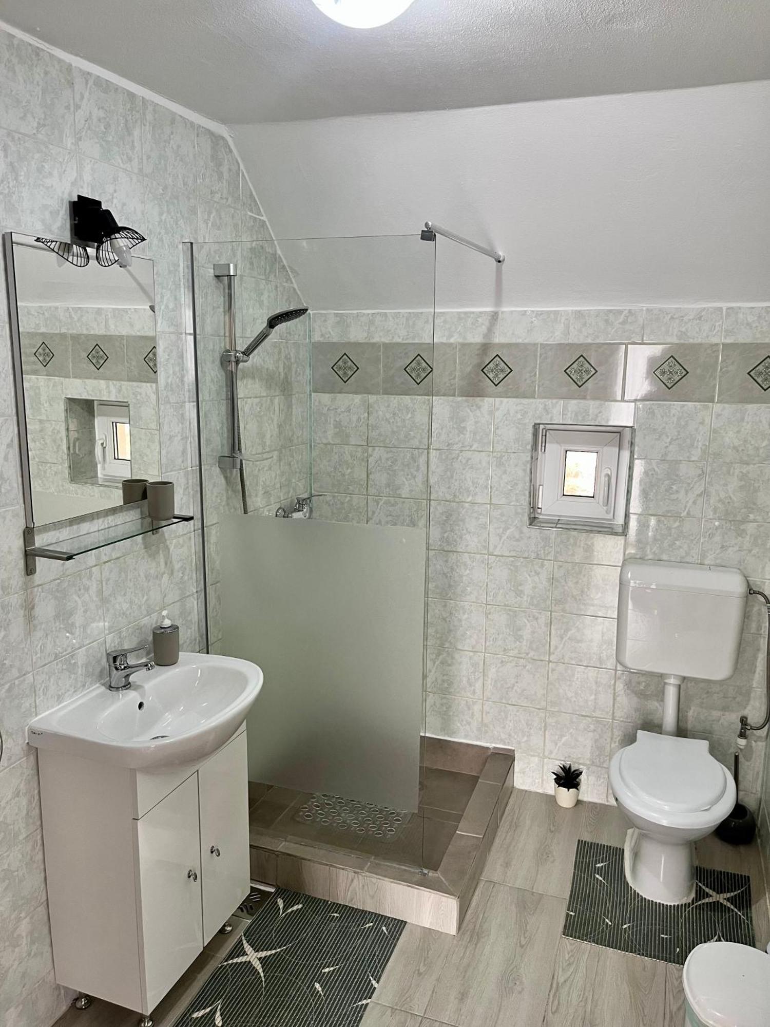 Casa De Sub Hora Villa Zărneşti Exteriör bild